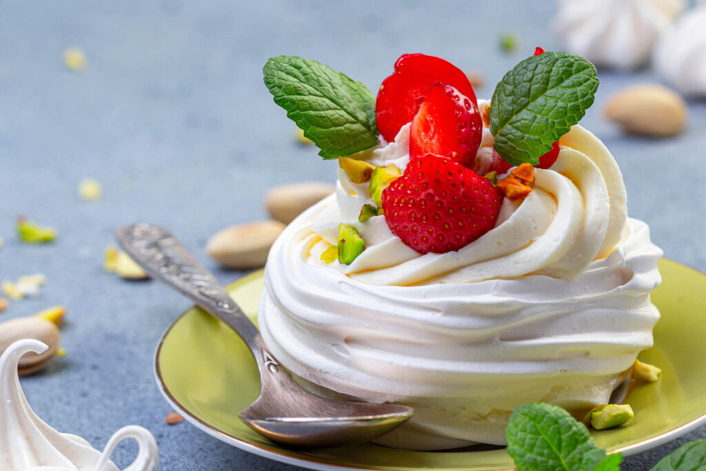 Portionierte Pavlova mit Erdbeerfüllung, Mascarpone-Creme & Pistazien