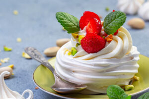 Portionierte Pavlova mit Erdbeerfüllung, Mascarpone-Creme & Pistazien