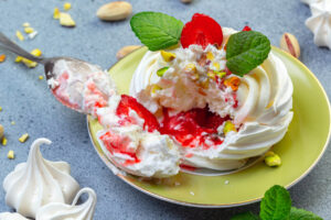 Portionierte Pavlova mit Erdbeerfüllung, Mascarpone-Creme & Pistazien
