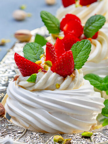 Portionierte Pavlova mit Erdbeerfüllung, Mascarpone-Creme & Pistazien