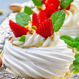 Portionierte Pavlova mit Erdbeerfüllung, Mascarpone-Creme & Pistazien