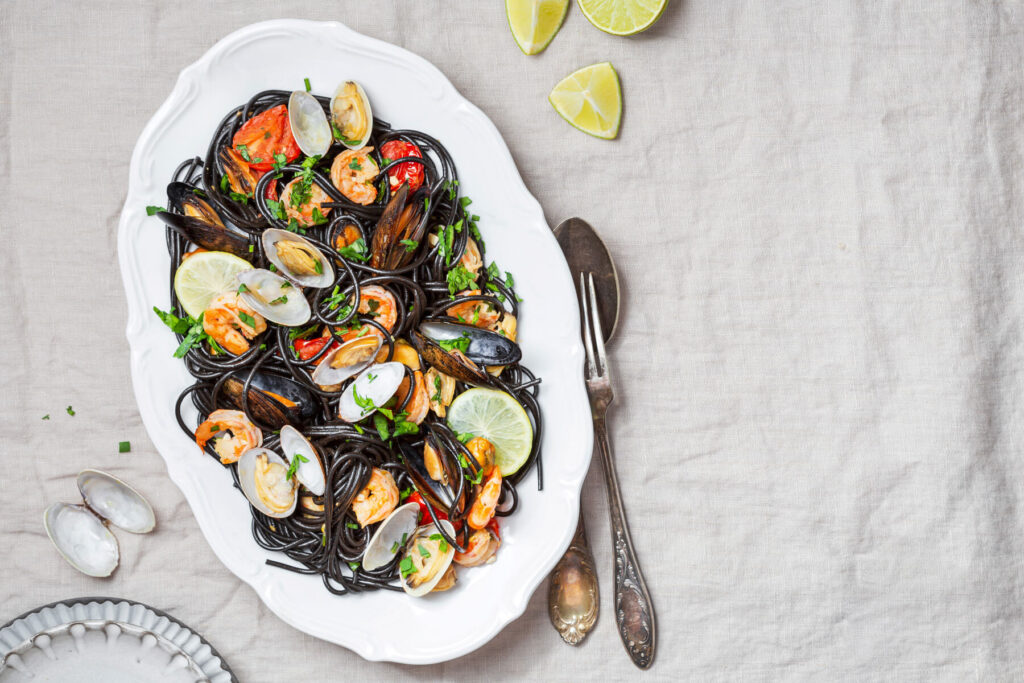 Schwarze Spaghetti (Sepia) mit Meeresfrüchten in Weißweinsoße