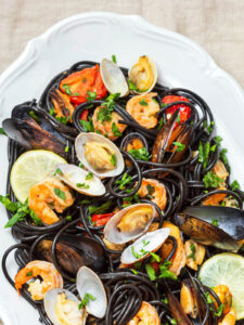 Schwarze Spaghetti mit Meeresfrüchten