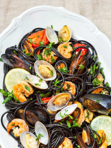 Schwarze Spaghetti (Sepia) mit Meeresfrüchten in Weißweinsoße