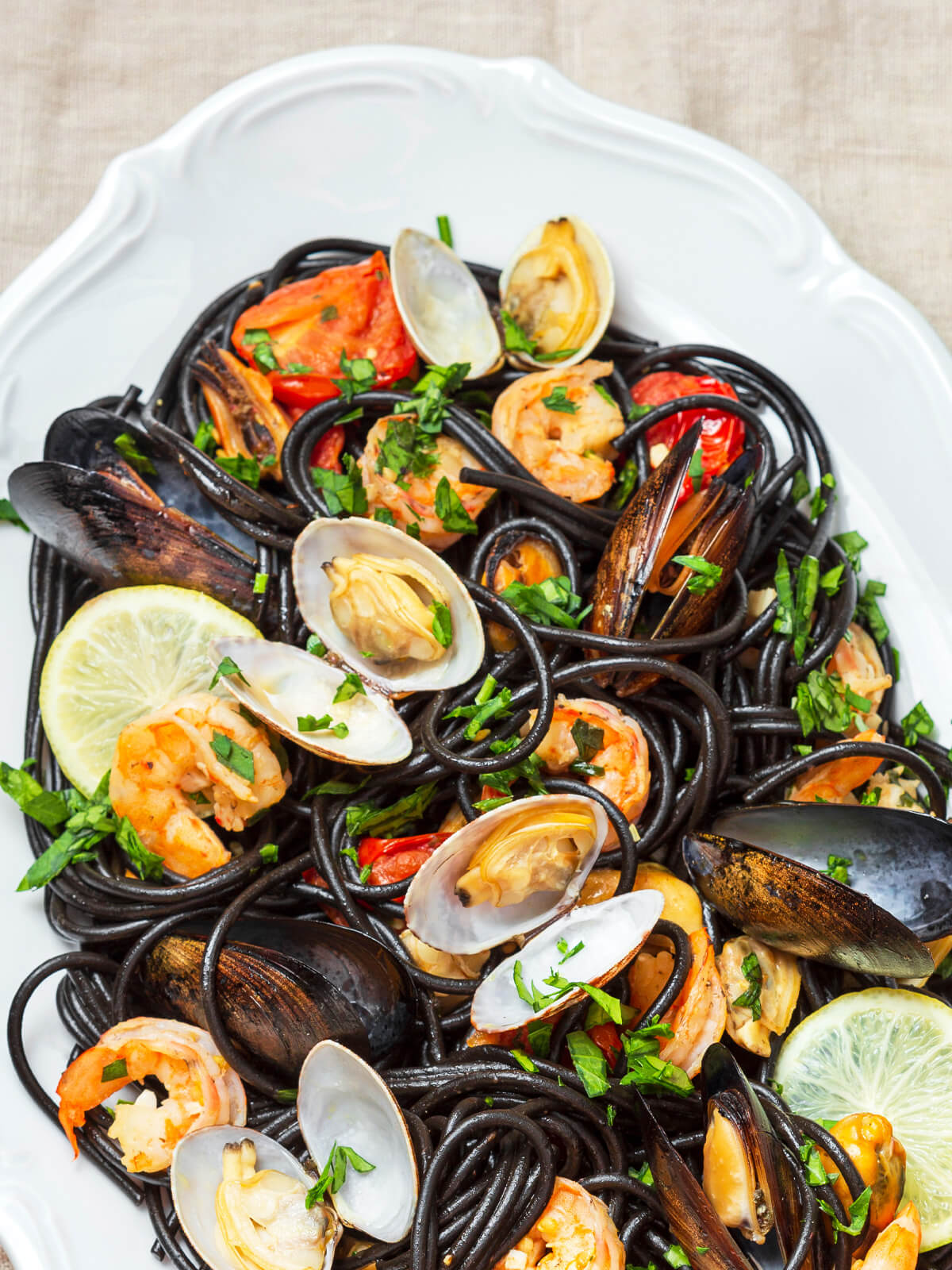 Schwarze Spaghetti (Sepia) mit Meeresfrüchten in Weißweinsoße