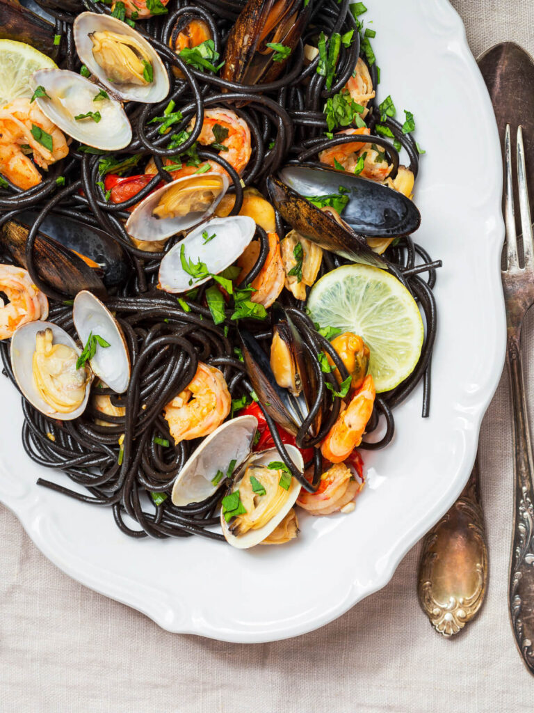 Schwarze Spaghetti (Sepia) mit Meeresfrüchten in Weißweinsoße