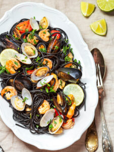 Schwarze Spaghetti (Sepia) mit Meeresfrüchten in Weißweinsoße