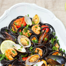 Schwarze Spaghetti (Sepia) mit Meeresfrüchten in Weißweinsoße