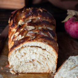 Apfel-Babka mit Zimt und Mandeln