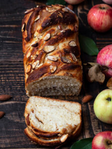 Apfel-Babka mit Zimt und Mandeln