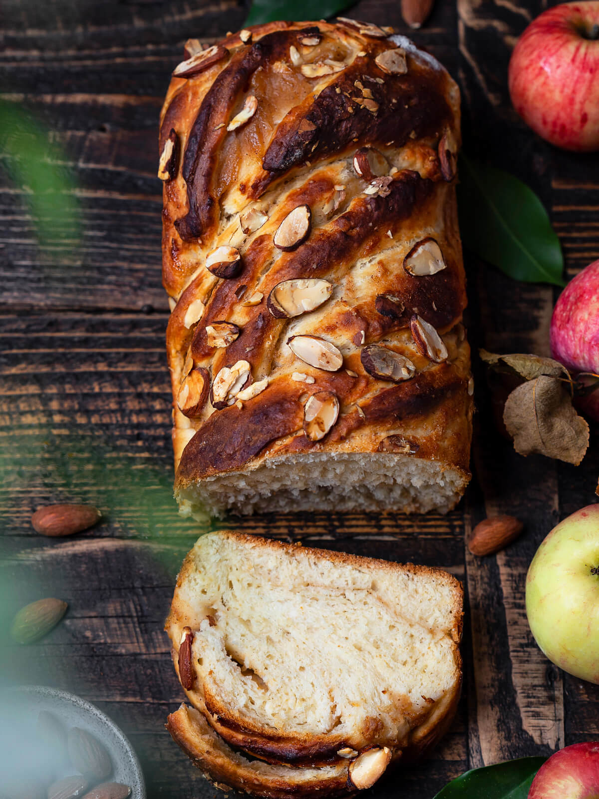 Apfel-Babka mit Zimt und Mandeln