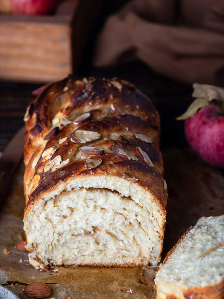 Apfel-Babka mit Zimt und Mandeln