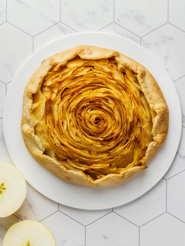 Apfel-Rosen-Galette mit Aprikosen-Jam