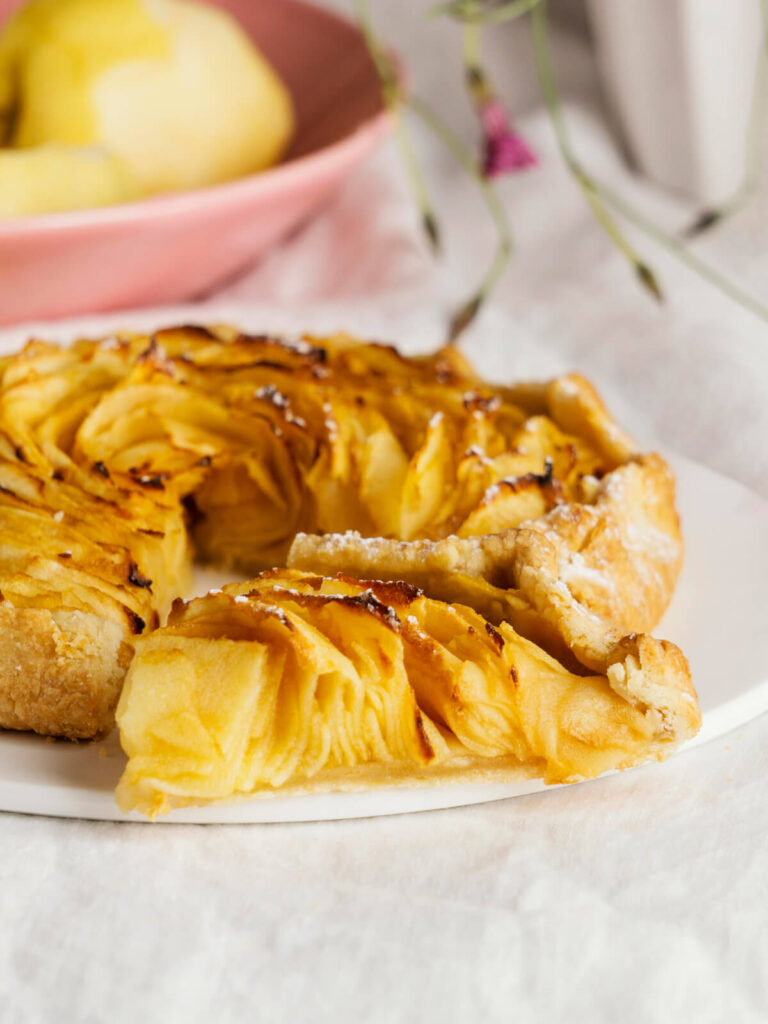 Apfel-Rosen-Galette mit Aprikosen-Jam