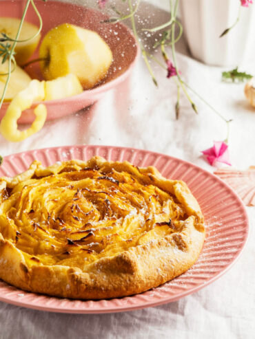 Apfel-Rosen-Galette mit Aprikosen-Jam