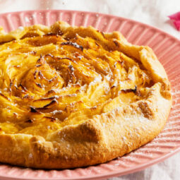 Apfel-Rosen-Galette mit Aprikosen-Jam