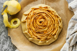 Apfel-Rosen-Galette mit Aprikosen-Jam