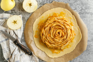 Apfel-Rosen-Galette mit Aprikosen-Jam