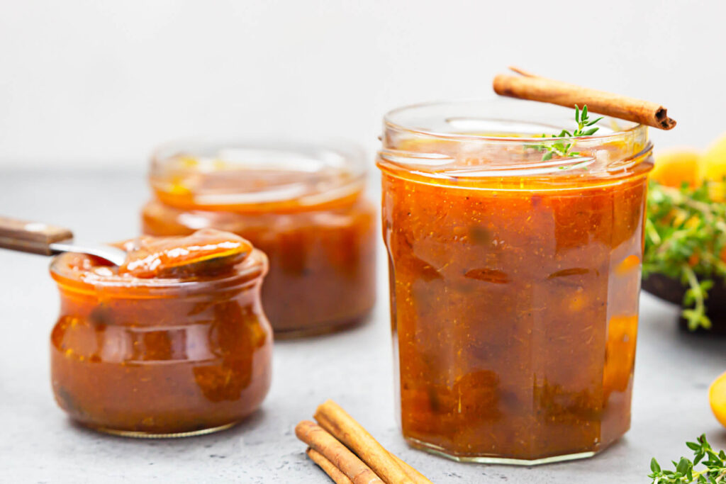 Aprikosenkonfitüre mit kandierter Orangenschale