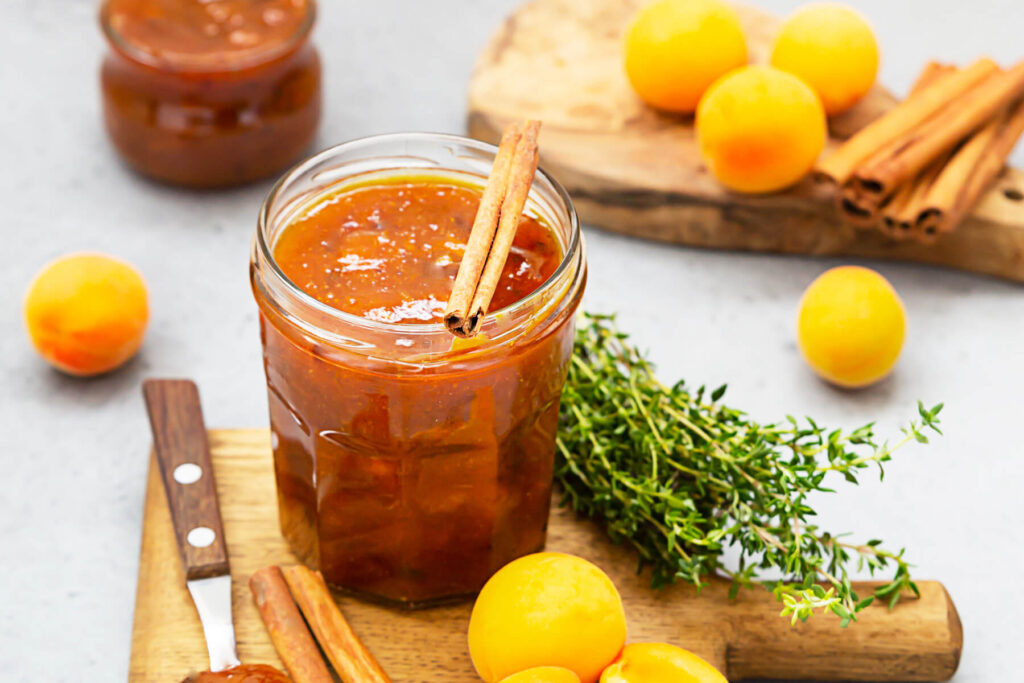 Aprikosenkonfitüre mit kandierter Orangenschale