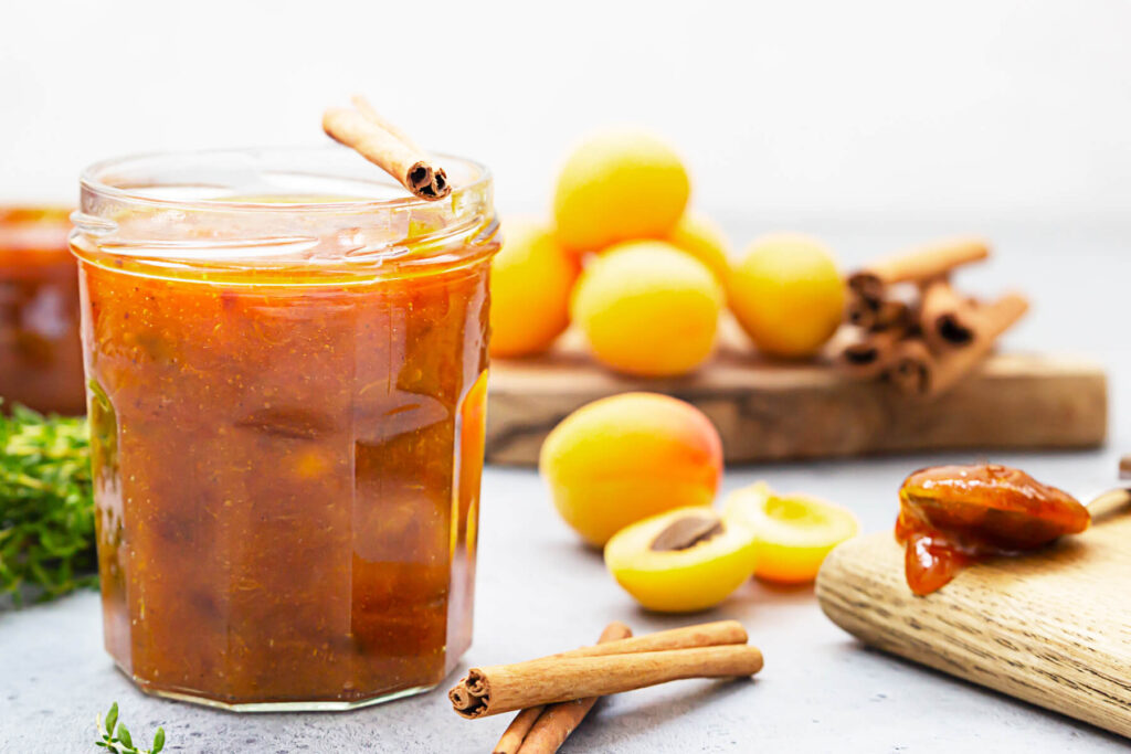 Aprikosenkonfitüre mit kandierter Orangenschale