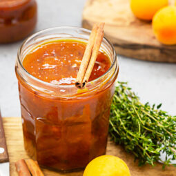 Aprikosenkonfitüre mit kandierter Orangenschale