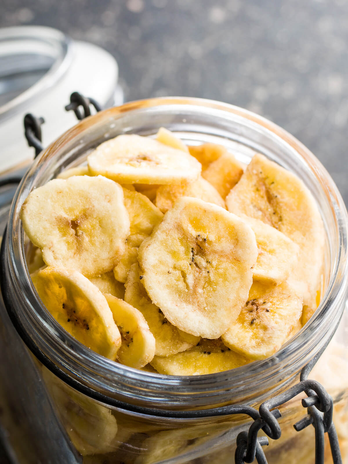 Bananenchips aus dem Ofen - selbstgemachte Trockenfrüchte (ohne Zucker & vegan)