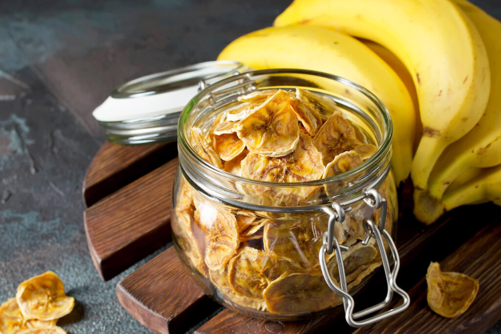 Bananenchips aus dem Ofen - selbstgemachte Trockenfrüchte (ohne Zucker & vegan)