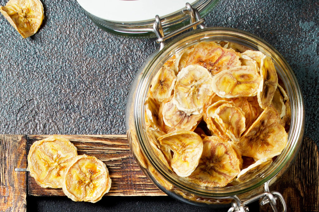 Bananenchips aus dem Ofen - selbstgemachte Trockenfrüchte (ohne Zucker & vegan)