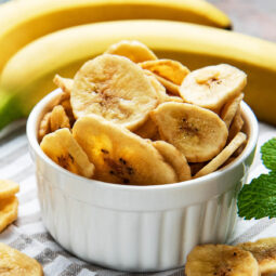 Bananenchips aus dem Ofen - selbstgemachte Trockenfrüchte (ohne Zucker & vegan)