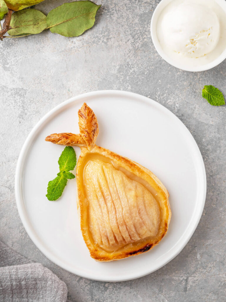 Birnen-Tartelettes aus Blätterteig mit Vanilleeis & Karamellsauce