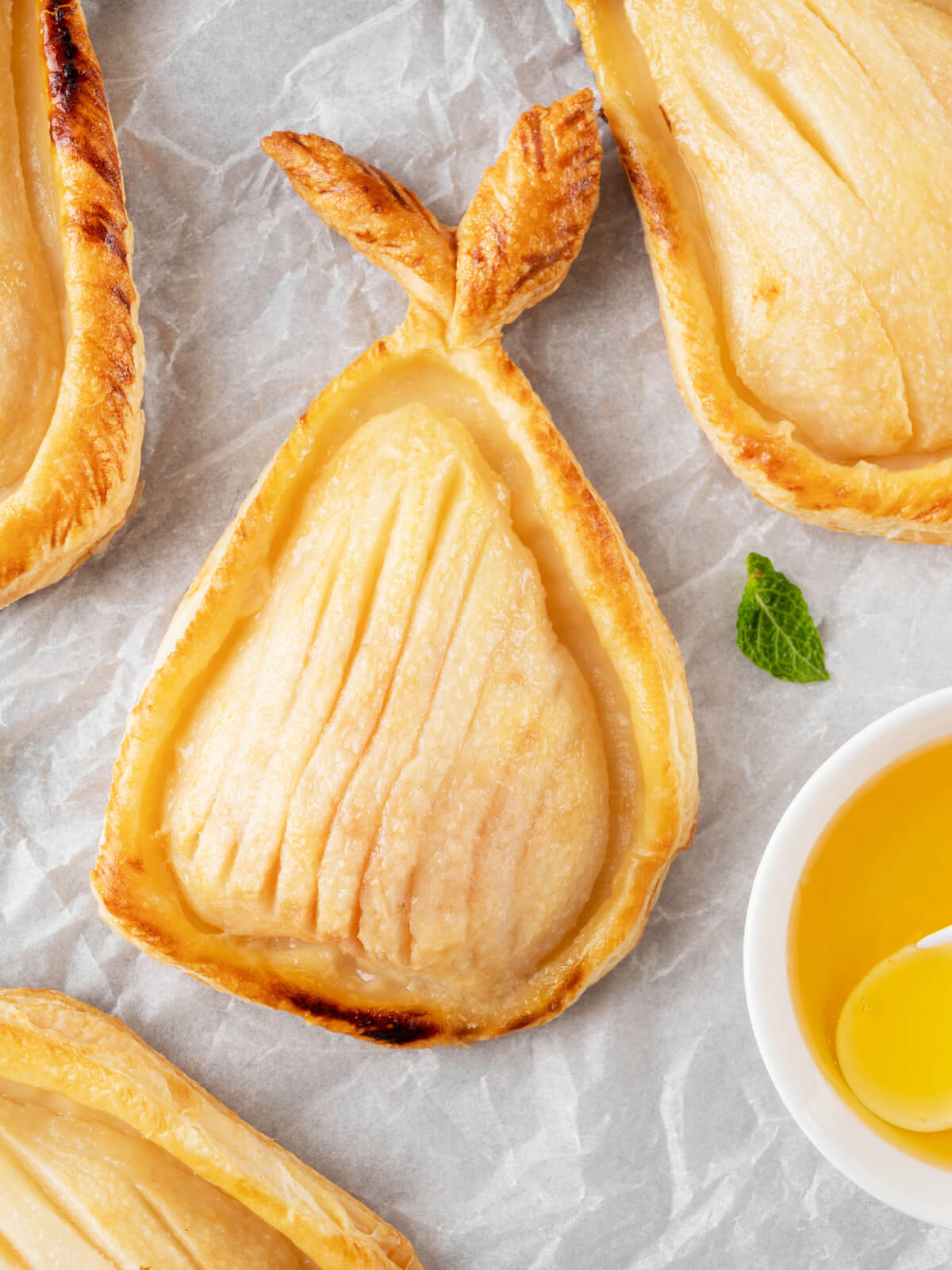 Birnen-Tartelettes aus Blätterteig mit Vanilleeis & Karamellsauce