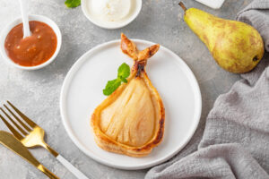 Birnen-Tartelettes aus Blätterteig mit Vanilleeis & Karamellsauce