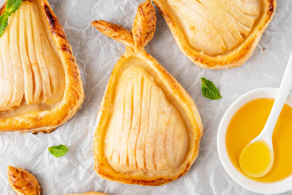 Birnen-Tartelettes aus Blätterteig mit Vanilleeis & Karamellsauce