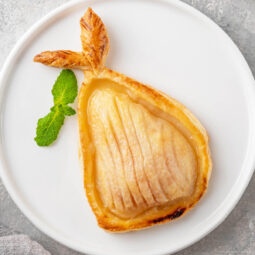Birnen-Tartelettes aus Blätterteig mit Vanilleeis & Karamellsauce