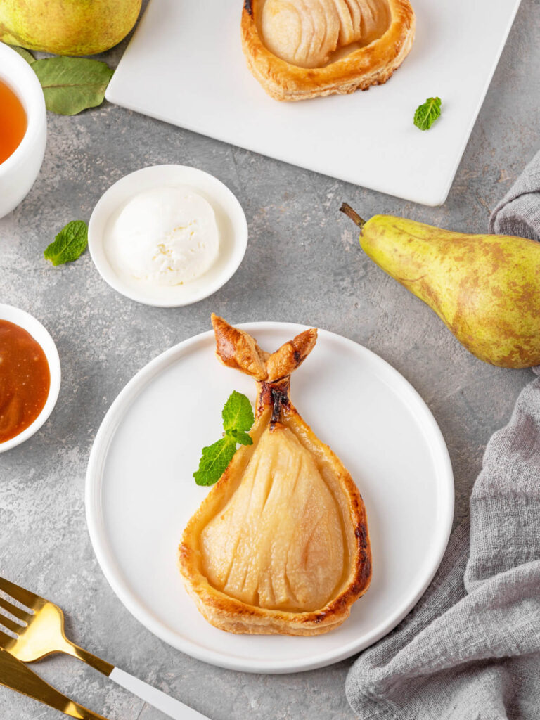 Birnen-Tartelettes aus Blätterteig mit Vanilleeis & Karamellsauce