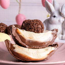 Brasilianisches Gourmet-Osterei mit Brigadeiro-Füllung