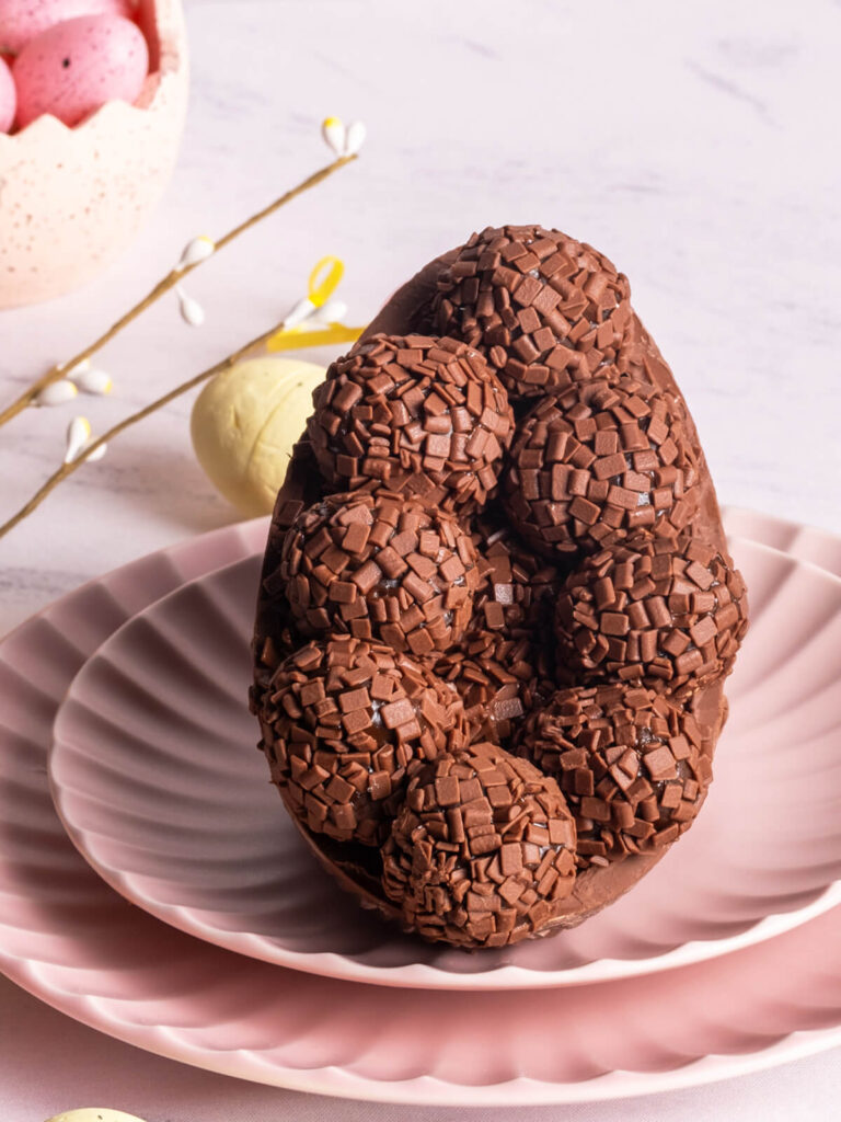 Brasilianisches Gourmet-Osterei mit Brigadeiro-Füllung