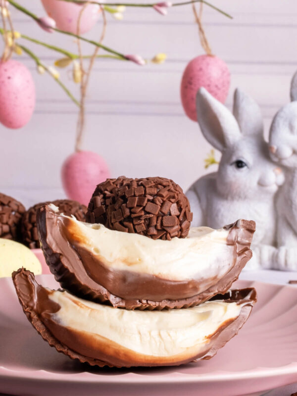 Brasilianisches Gourmet-Osterei mit Brigadeiro-Füllung