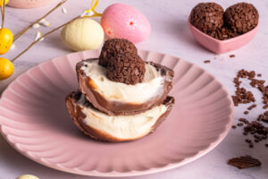 Brasilianisches Gourmet-Osterei mit Brigadeiro-Füllung