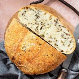 Brot mit Saaten (overnight im Topf gebacken)