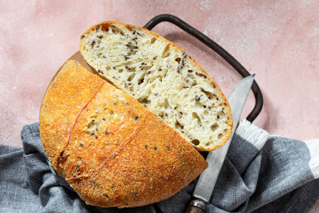 Brot mit Saaten (overnight im Topf gebacken)