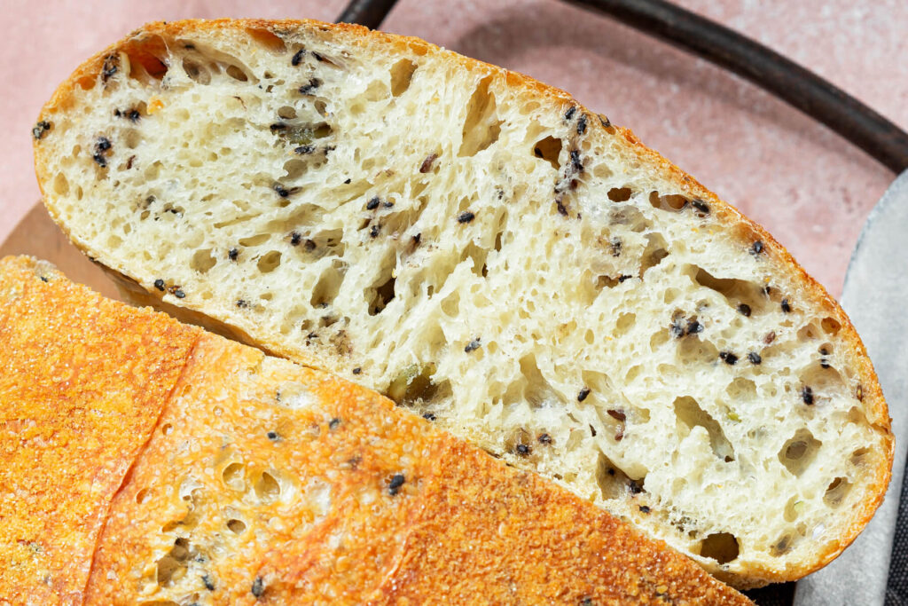 Brot mit Saaten (overnight im Topf gebacken)