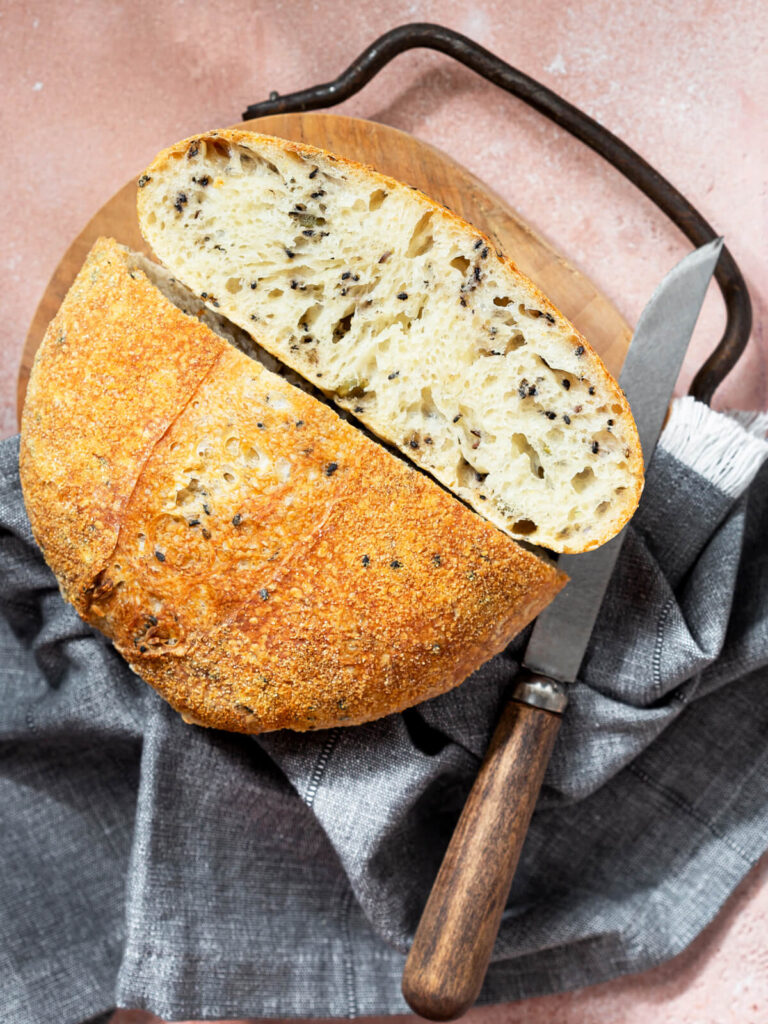 Brot mit Saaten (overnight im Topf gebacken)