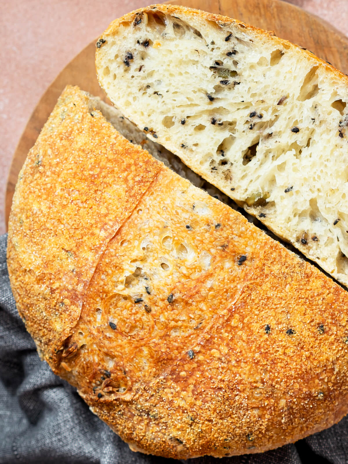 Brot mit Saaten (overnight im Topf gebacken)