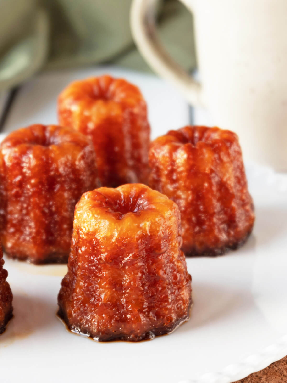 Canelés de Bordeaux – karamellisierte Küchlein mit zartem Vanille-Rum-Kern