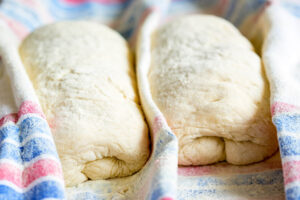 Ciabatta mit Sauerteig auf Backstein mit Dampf gebacken