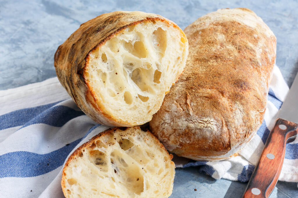 Ciabatta mit Sauerteig auf Backstein mit Dampf gebacken