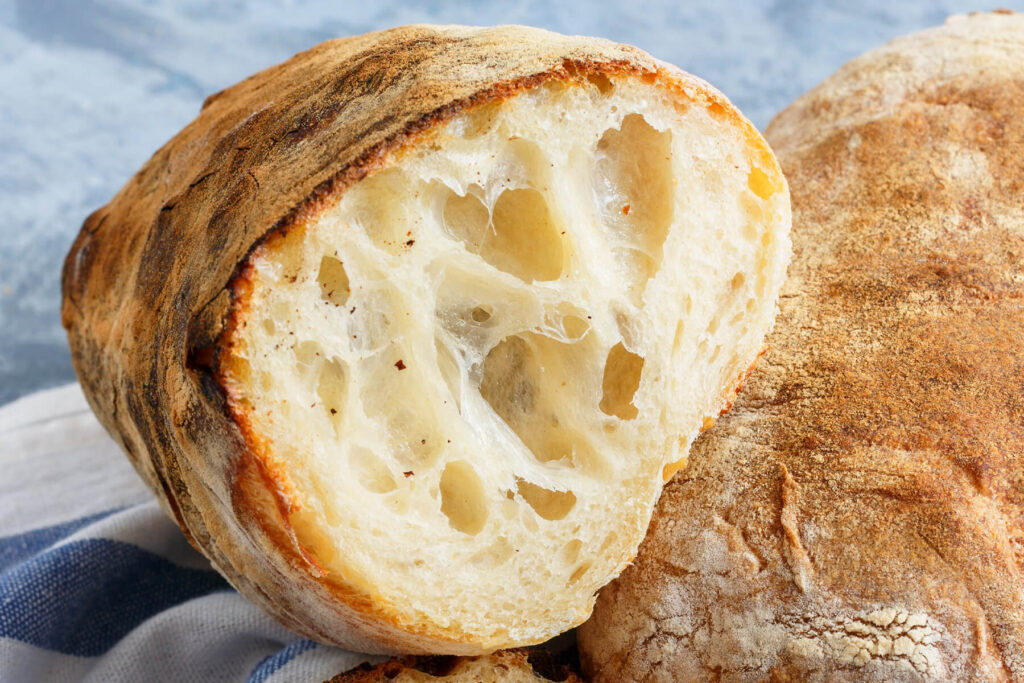 Ciabatta mit Sauerteig auf Backstein mit Dampf gebacken