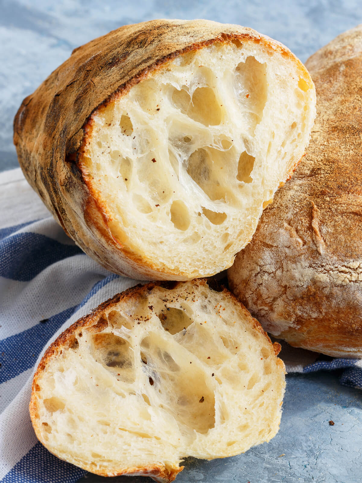 Ciabatta mit Sauerteig auf Backstein mit Dampf gebacken